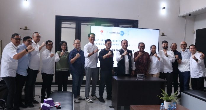 Direktur LPDUK | Inaspro, Ferry Kono berfoto bersama para Mitra dan pejabat pengelola LPDUK | Inaspro usai penandatanganan MoU dan PKS di Wisma LPDUK, Jakarta Selatan, Senin (16/12).