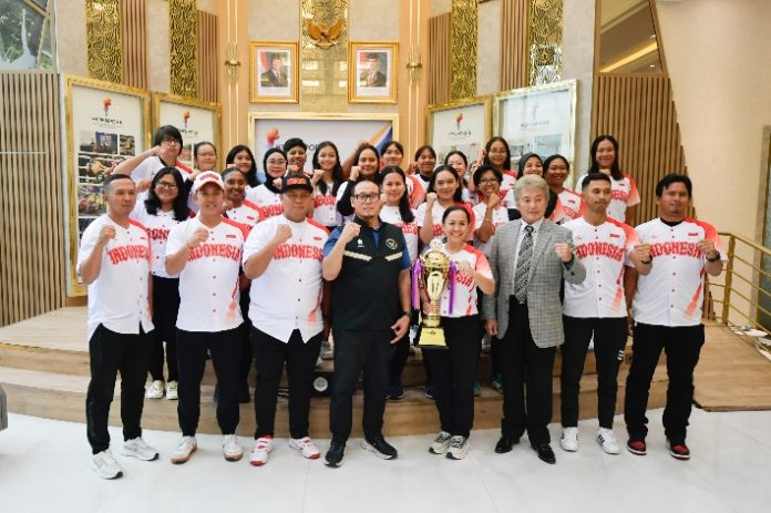 5749kemenpora-lepas-timnas-bisbol-putri-ke-piala-asia-dorong-semangat-dan-mimpi-menuju-panggung-dunia