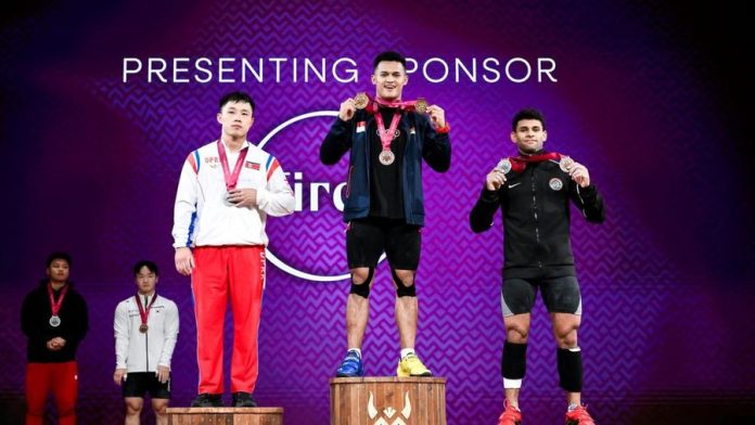 lifter-indonesia-rizki-juniansyah-menyabet-dua-medali-emas-dalam-kejuaraan-dunia-angkat-besi-iwf-iwf-world-championship-2025-d-1759811051663_169