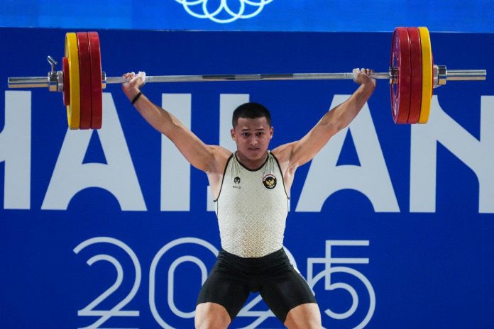 Lifter andalan merah putih, Rizki Juniansyah menunjukkan keperkasaannya saat tampil di SEA Games 2025